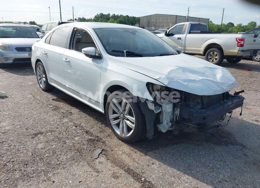 2017 Volkswagen Passat 1.8T SEL PREMIUM (VIN 1VWCT7A33HC079645) main photo