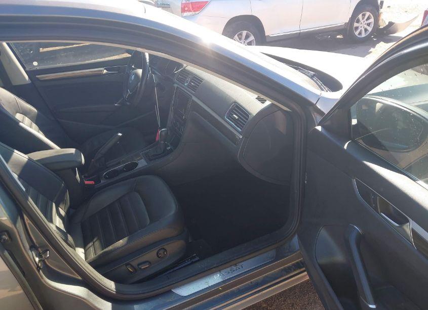 Photo 5 of 2017 Volkswagen Passat 1.8T SEL PREMIUM (VIN 1VWCT7A36HC070471)