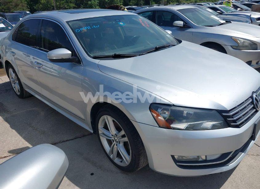 2015 Volkswagen Passat 2.0L TDI SEL PREMIUM (VIN 1VWCV7A39FC013012) main photo