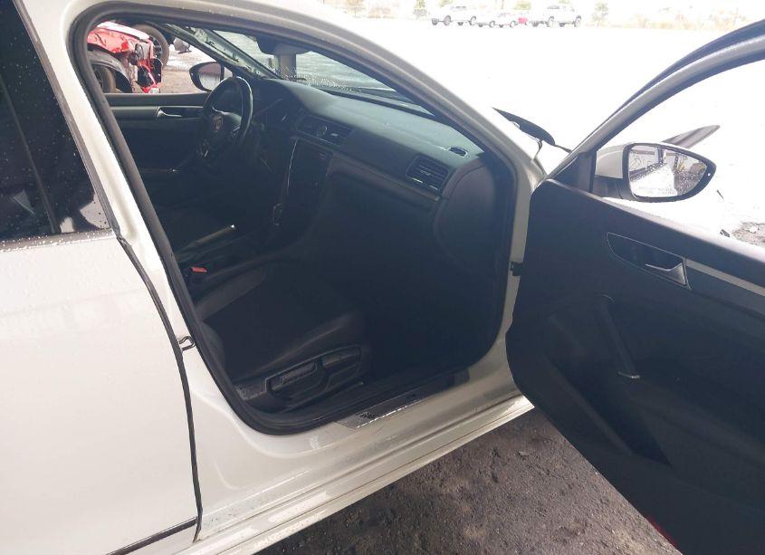 Photo 5 of 2017 Volkswagen Passat 1.8T R-LINE (VIN 1VWDT7A36HC076551)