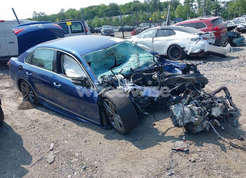 2017 Volkswagen Passat 1.8T R-LINE (VIN 1VWDT7A38HC007960) main photo