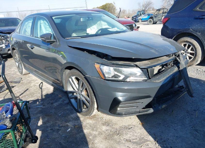 2017 Volkswagen Passat 1.8T R-LINE (VIN 1VWDT7A38HC082562) main photo