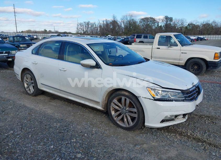 2017 Volkswagen Passat 1.8T SE (VIN 1VWGT7A32HC015971) main photo