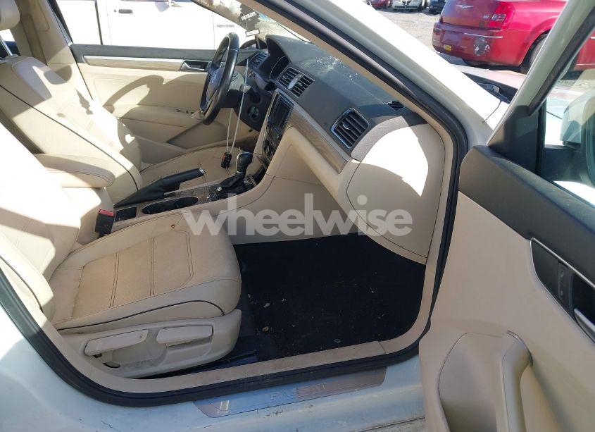 Photo 5 of 2017 Volkswagen Passat 1.8T SE (VIN 1VWGT7A32HC015971)