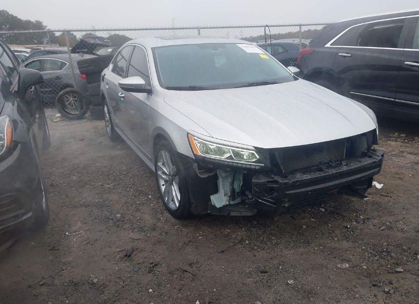 2017 Volkswagen Passat 1.8T SE (VIN 1VWGT7A33HC024095) main photo