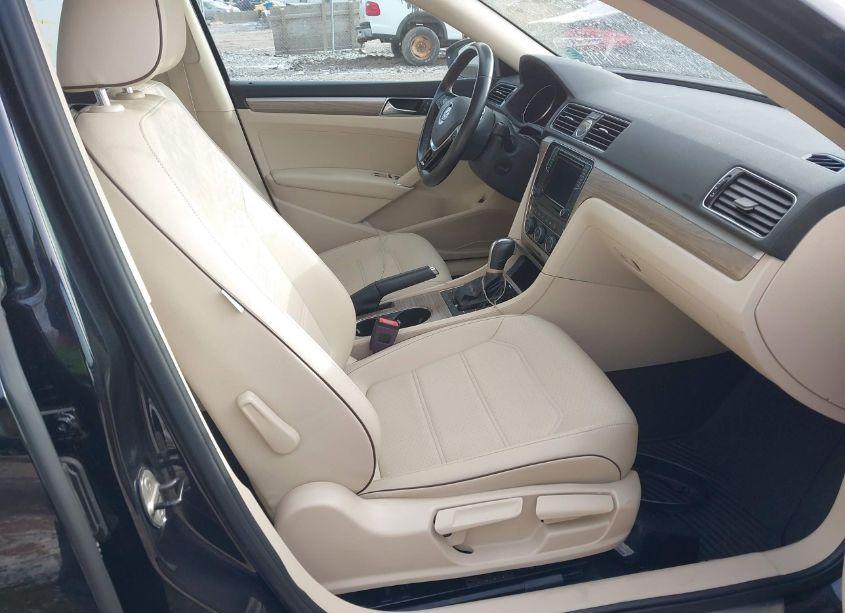 Photo 5 of 2017 Volkswagen Passat 1.8T SE (VIN 1VWGT7A33HC041284)