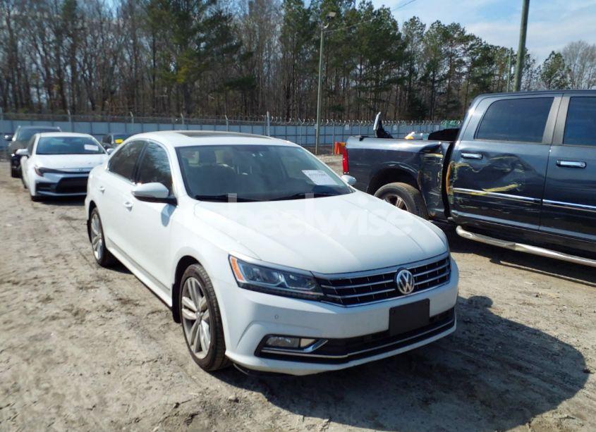 2017 Volkswagen Passat 1.8T SE (VIN 1VWGT7A3XHC025051) main photo