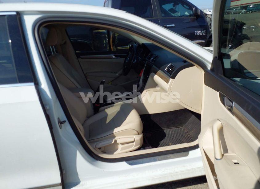 Photo 5 of 2017 Volkswagen Passat 1.8T SE (VIN 1VWGT7A3XHC025051)