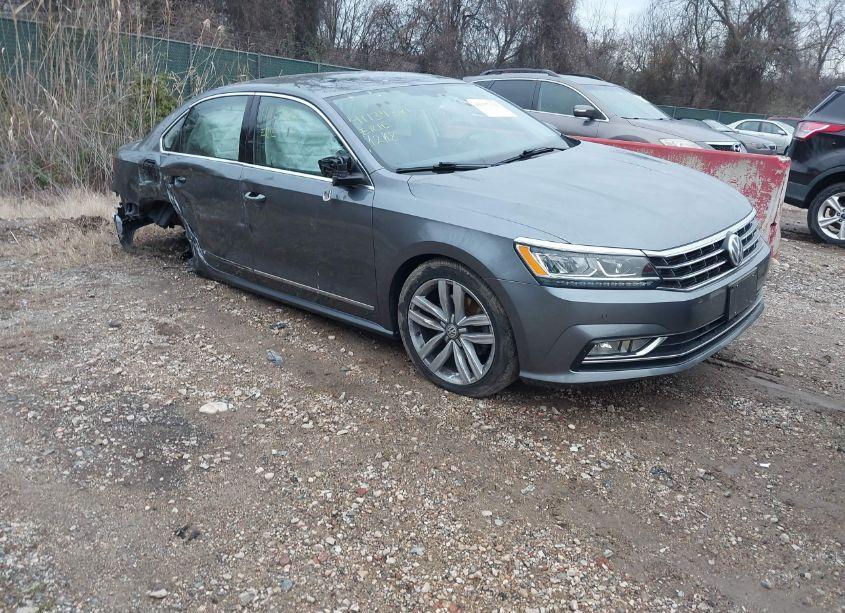 2017 Volkswagen Passat 1.8T SE (VIN 1VWGT7A3XHC053531) main photo