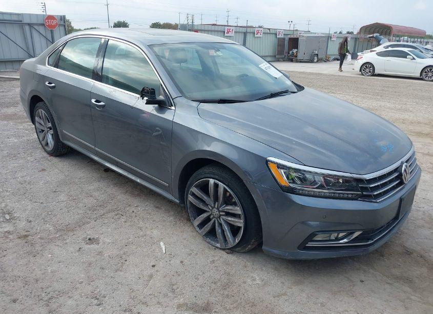 2017 Volkswagen Passat 1.8T SE (VIN 1VWGT7A3XHC058020) main photo