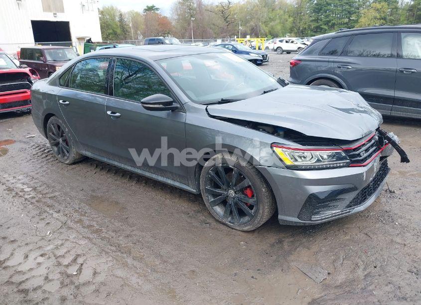 2018 Volkswagen Passat 3.6L V6 GT (VIN 1VWJM7A37JC040728) main photo