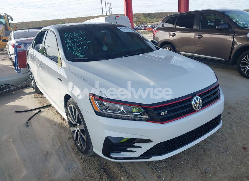2018 Volkswagen Passat 3.6L V6 GT (VIN 1VWJM7A39JC030184) main photo