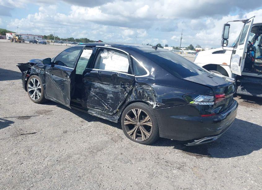Photo 3 of 2021 Volkswagen Passat 2.0T SE (VIN 1VWSA7A30MC005255)