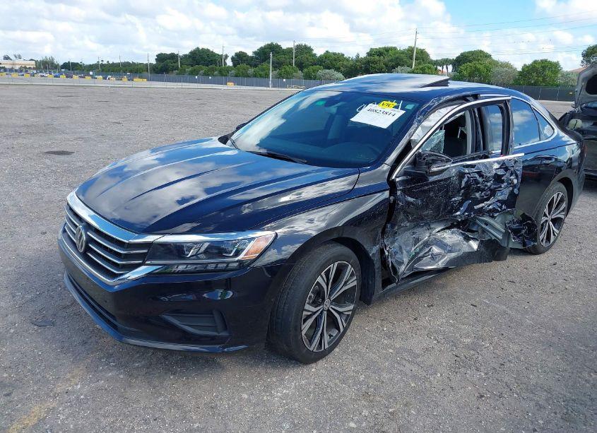 Photo 2 of 2022 Volkswagen Passat 2.0T SE (VIN 1VWSA7A34NC008984)