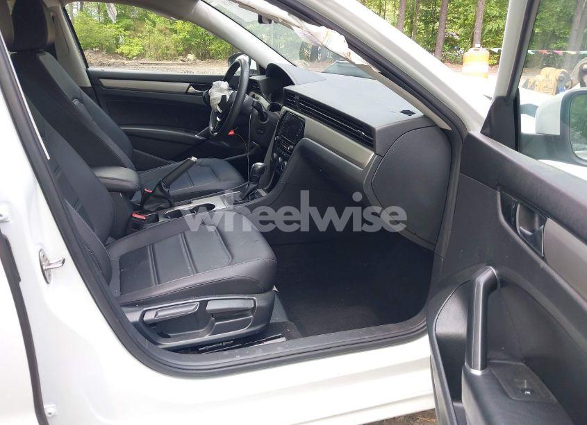 Photo 5 of 2021 Volkswagen Passat 2.0T SE (VIN 1VWSA7A38MC014396)