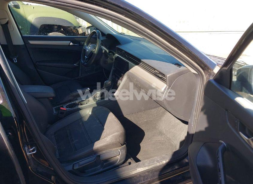 Photo 5 of 2021 Volkswagen Passat 2.0T SE (VIN 1VWSA7A39MC001172)