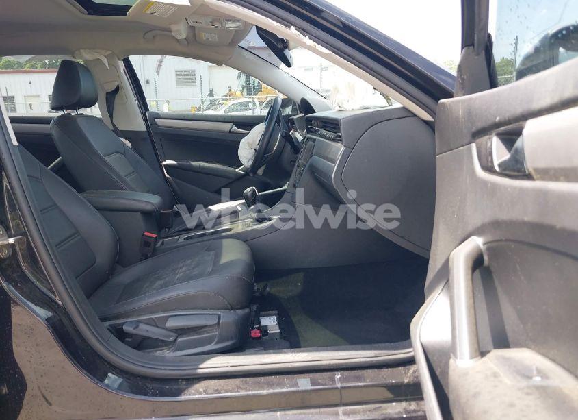 Photo 5 of 2021 Volkswagen Passat 2.0T SE (VIN 1VWSA7A39MC002421)