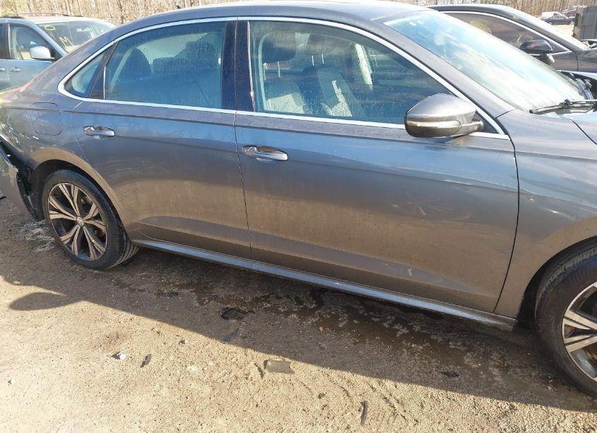 Photo 13 of 2021 Volkswagen Passat 2.0T SE (VIN 1VWSA7A39MC010681)