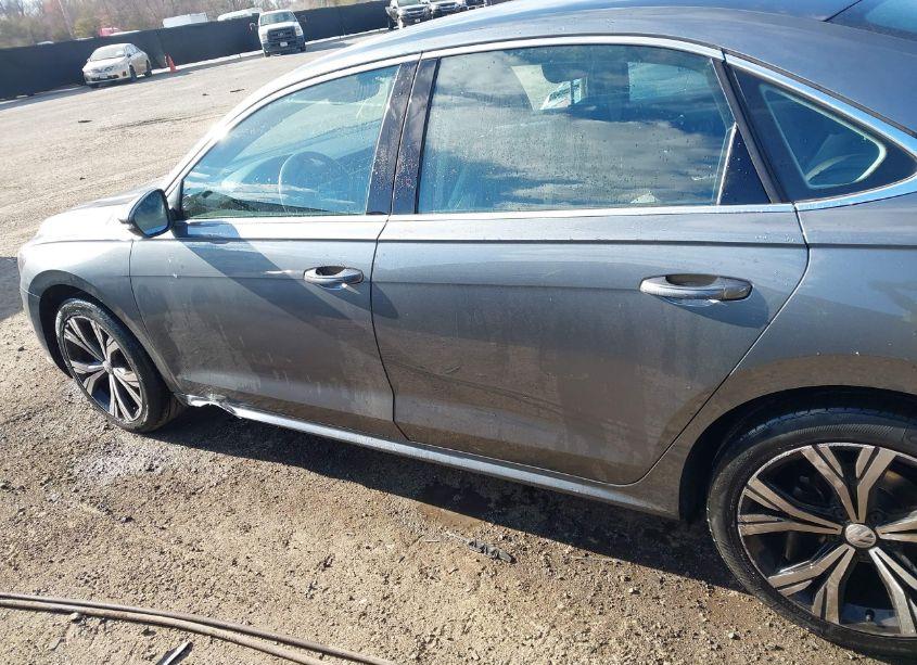 Photo 14 of 2021 Volkswagen Passat 2.0T SE (VIN 1VWSA7A39MC010681)