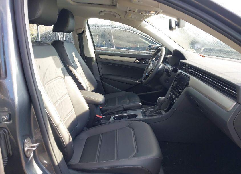 Photo 5 of 2021 Volkswagen Passat 2.0T SE (VIN 1VWSA7A39MC010681)