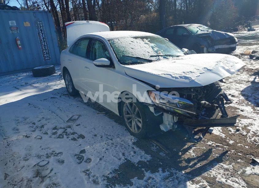 2020 Volkswagen Passat 2.0T SE (VIN 1VWSA7A3XLC010736) main photo