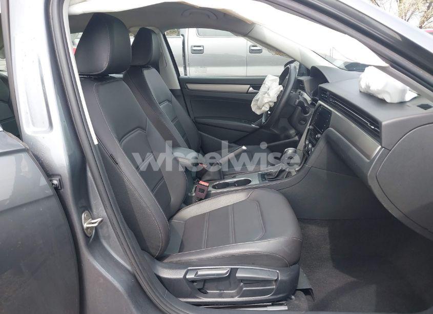 Photo 5 of 2021 Volkswagen Passat 2.0T SE (VIN 1VWSA7A3XMC011113)