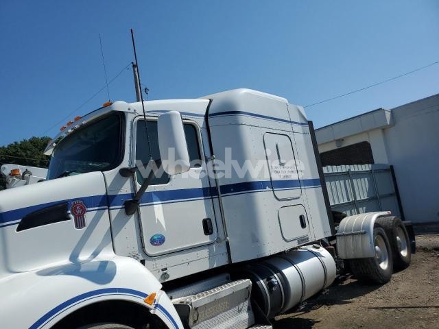 Photo 2 of 2015 KENWORTH T660 SEMI TRUCK (VIN 1XKAD49X9FJ425403)