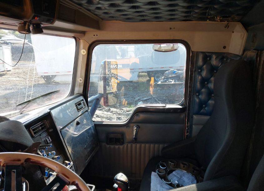 Photo 6 of 1993 Kenworth T600 T600 (VIN 1XKADR9X1PJ587864)