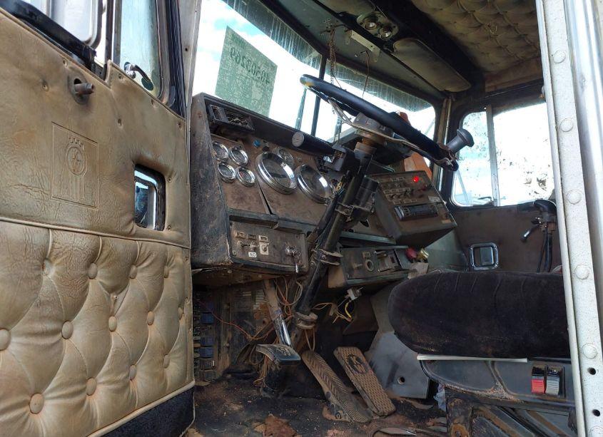 Photo 5 of 1988 Kenworth Construction T800 (VIN 1XKDD29X5JJ512354)