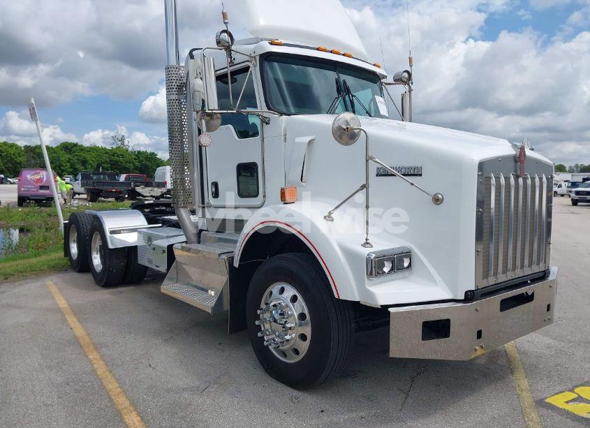 2015 Kenworth Construction T800 (VIN 1XKDDP9X2FJ422664) main photo