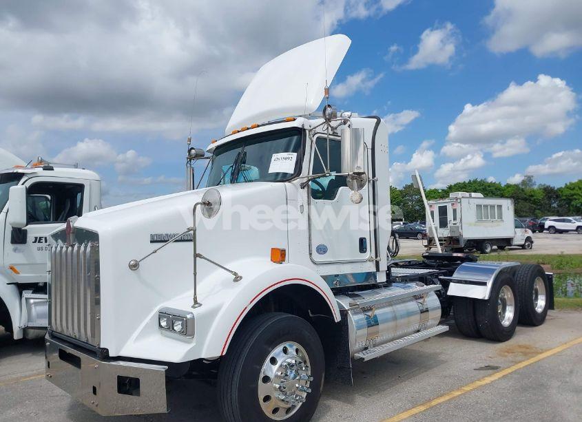 Photo 2 of 2015 Kenworth Construction T800 (VIN 1XKDDP9X2FJ422664)