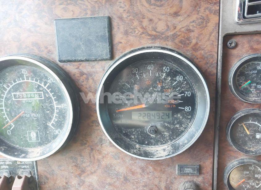 Photo 5 of 2002 Kenworth T800 T800 (VIN 1XKDDU9X52J893121)