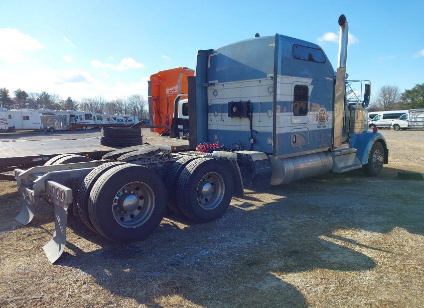 Photo 4 of 2018 Kenworth W900 N/A (VIN 1XKWD49X6JR209914)
