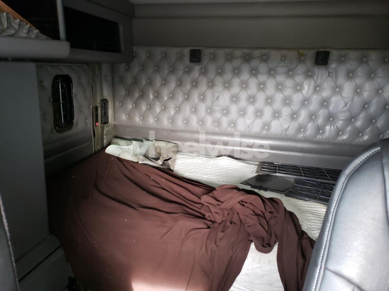 Photo 6 of 2007 KENWORTH W900 SEMI TRUCK (VIN 1XKWDB0X37R159886)