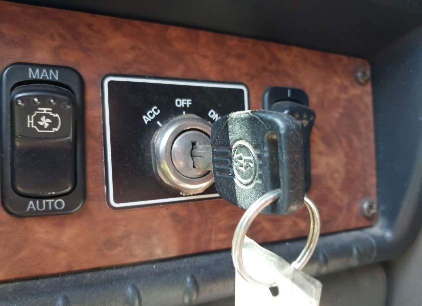 Photo 10 of 2004 Kenworth W900 W900 (VIN 1XKWDB9X14J064692)