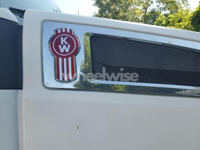 Photo 4 of 2015 KENWORTH T680 SEMI TRUCK (VIN 1XKYA48X3FJ443713)