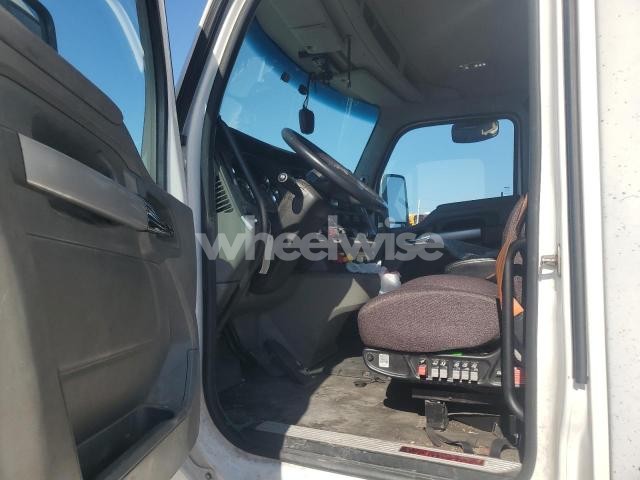 Photo 3 of 2020 KENWORTH T680 SEMI TRUCK (VIN 1XKYA48X4LJ393349)