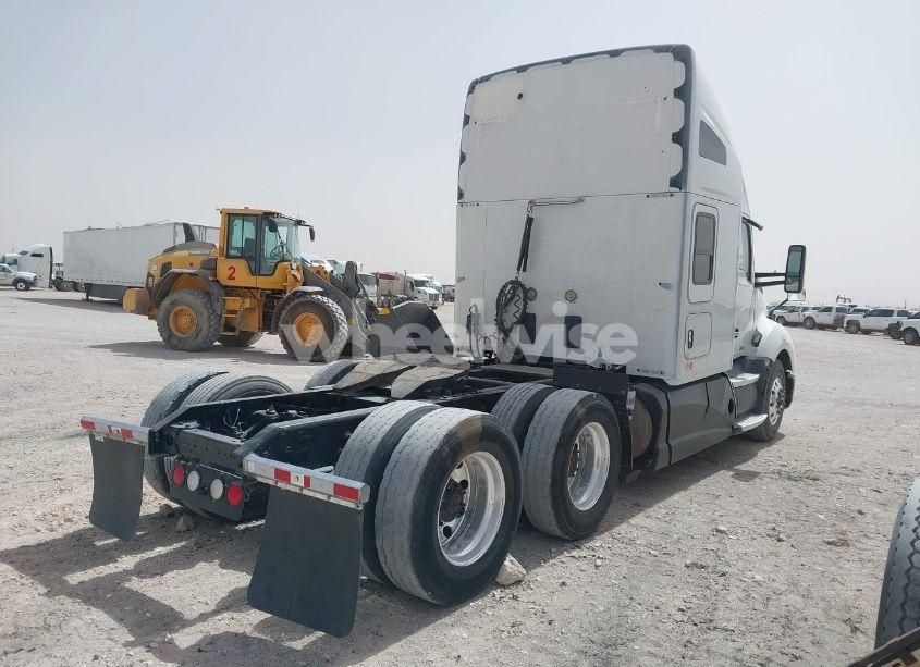 Photo 4 of 2016 Kenworth Construction T680 (VIN 1XKYD49X0GJ491953)