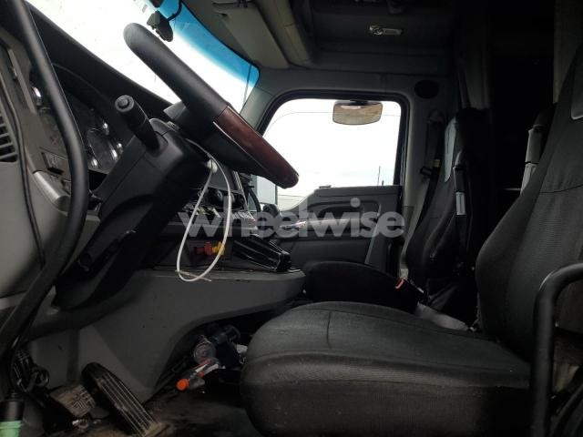Photo 6 of 2018 KENWORTH T680 SEMI TRUCK (VIN 1XKYD49X0JJ211164)