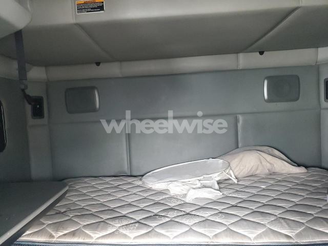 Photo 7 of 2018 KENWORTH T680 SEMI TRUCK (VIN 1XKYD49X0JJ211164)