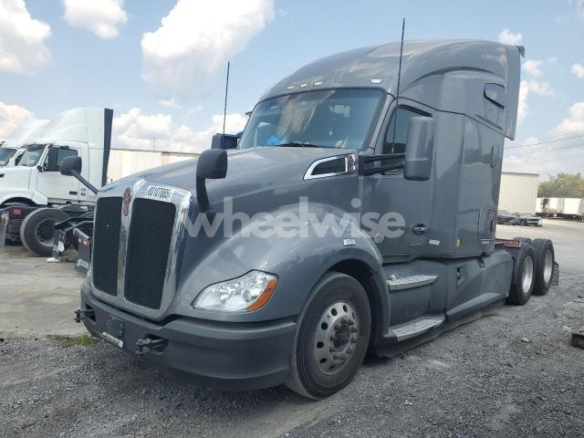 Photo 2 of 2022 KENWORTH T680 SEMI TRUCK (VIN 1XKYD49X0NJ102953)