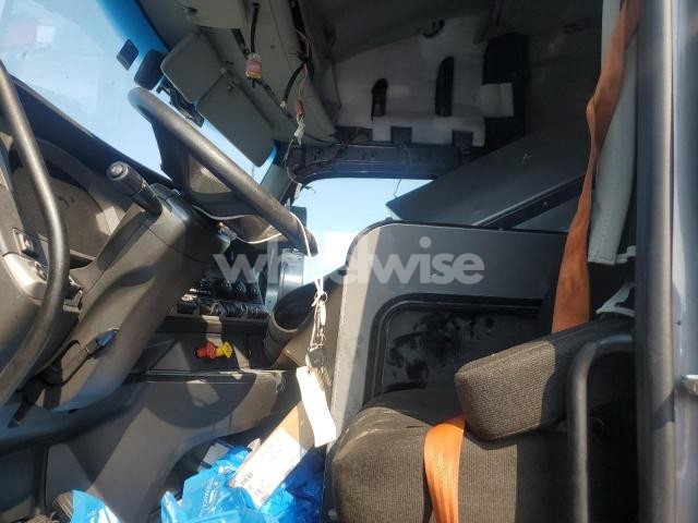 Photo 3 of 2022 KENWORTH T680 SEMI TRUCK (VIN 1XKYD49X0NJ102953)