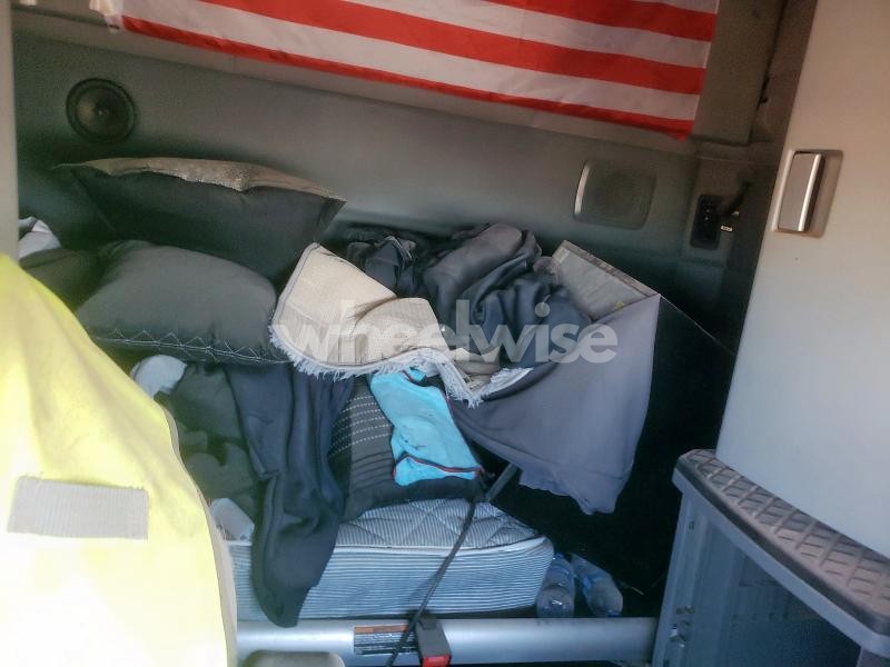 Photo 2 of 2018 KENWORTH T680 SEMI TRUCK (VIN 1XKYD49X1JJ190230)