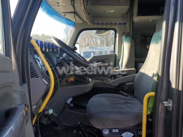 Photo 4 of 2017 KENWORTH T680 SEMI TRUCK (VIN 1XKYD49X2HJ132735)