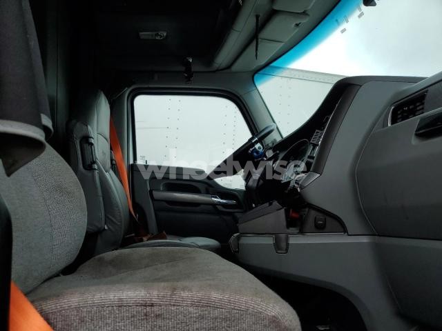 Photo 2 of 2018 KENWORTH T680 SEMI TRUCK (VIN 1XKYD49X9JJ184658)