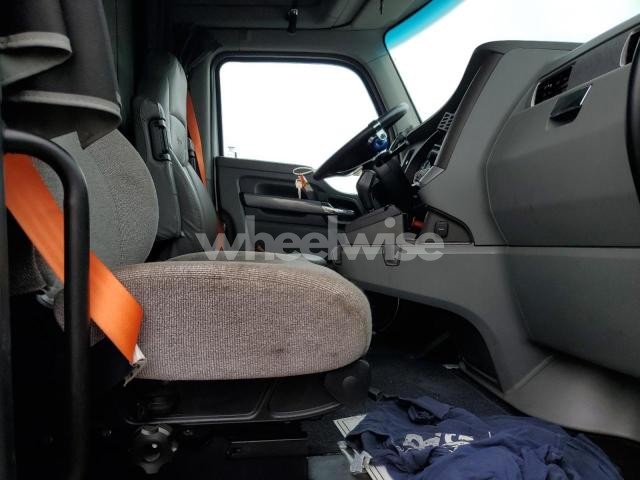 Photo 9 of 2018 KENWORTH T680 SEMI TRUCK (VIN 1XKYD49X9JJ184658)