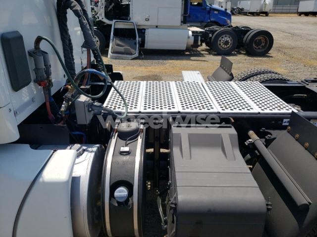 Photo 10 of 2018 KENWORTH T680 SEMI TRUCK (VIN 1XKYD49X9JJ209753)