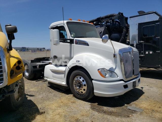 Photo 8 of 2018 KENWORTH T680 SEMI TRUCK (VIN 1XKYD49X9JJ209753)