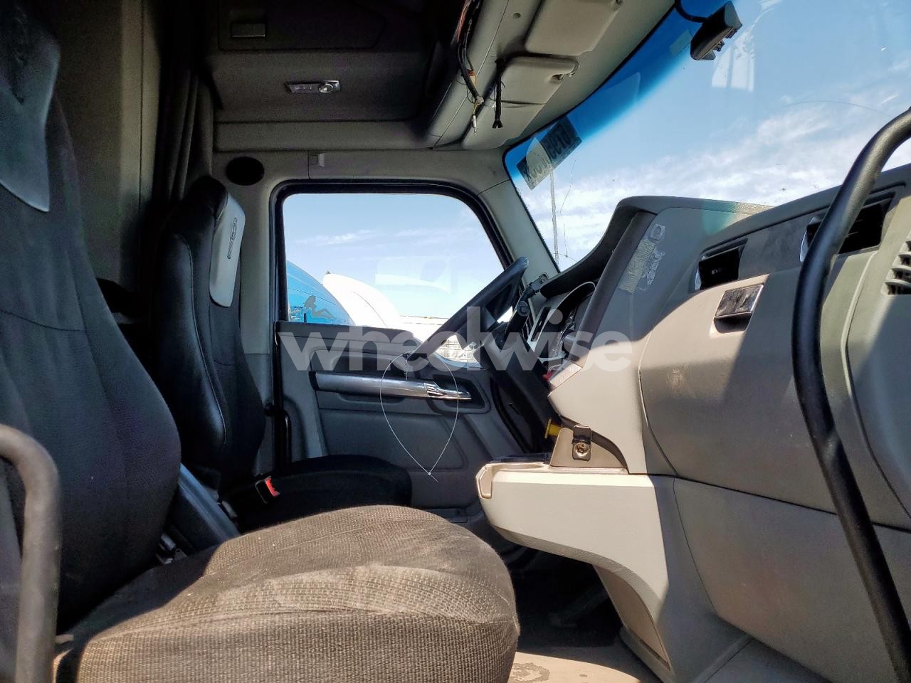 Photo 5 of 2019 KENWORTH T680 SEMI TRUCK (VIN 1XKYD49X9KJ242463)