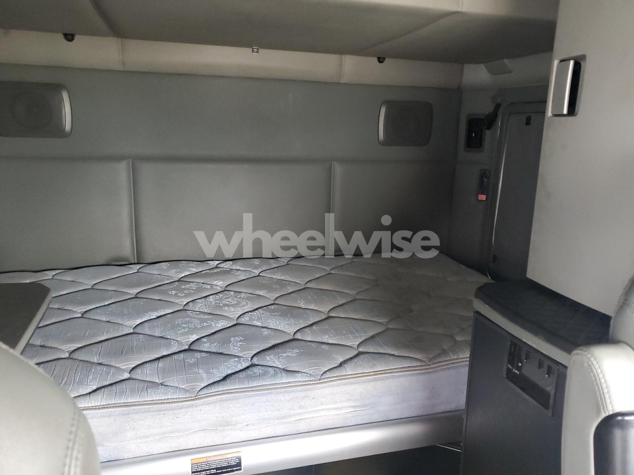 Photo 6 of 2019 KENWORTH T680 SEMI TRUCK (VIN 1XKYD49X9KJ280324)